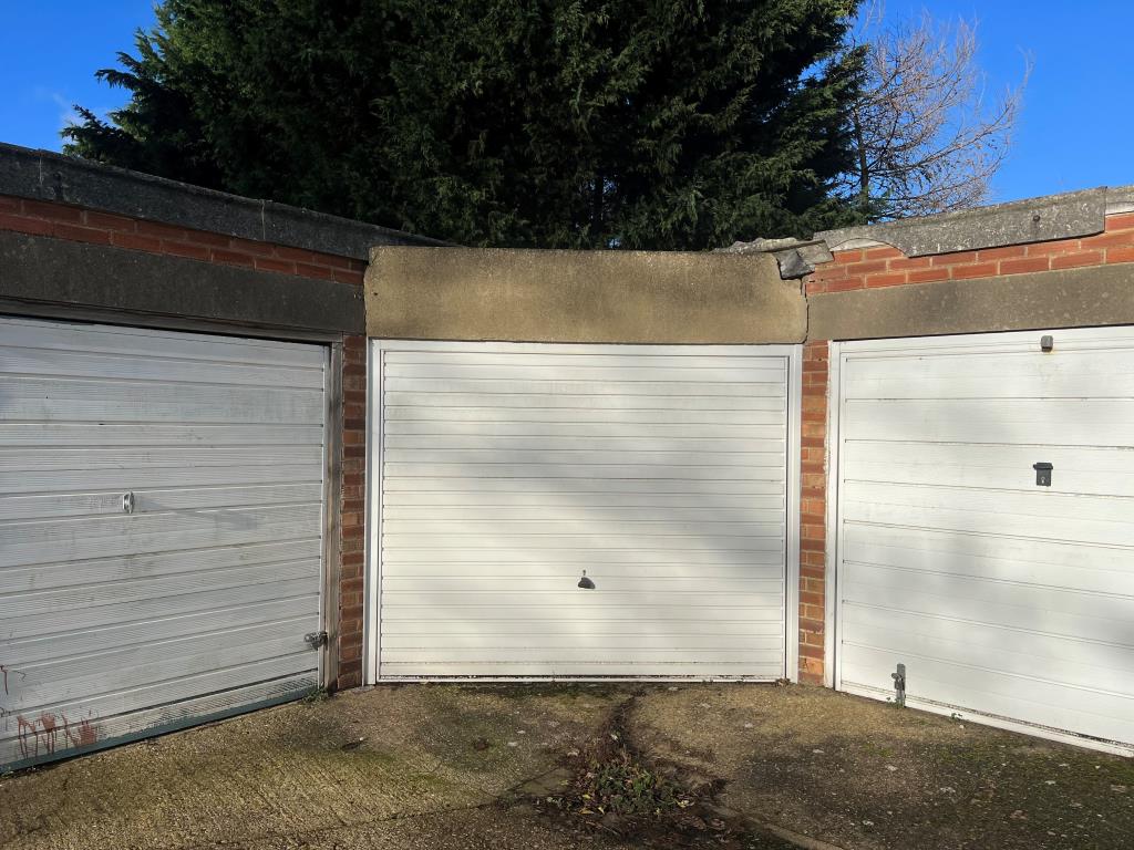 Lot: 76 - LARGE LOCK-UP GARAGE - 